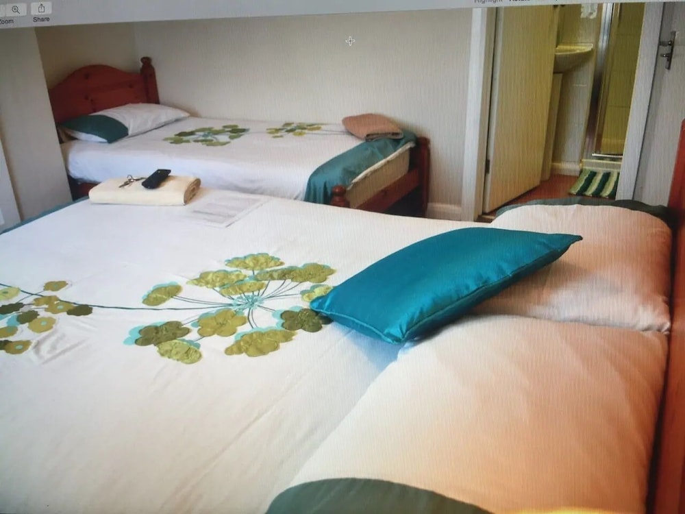 Habitación triple Confort, baño privado del hotel Apple House Guesthouse Heathrow Airport. Foto 1