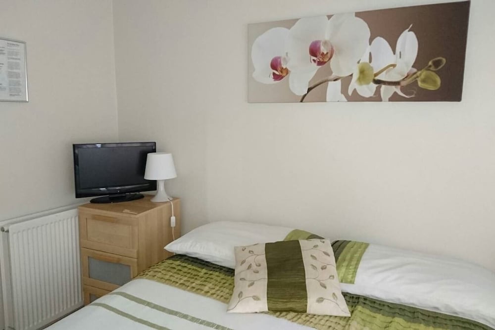 Habitación triple Confort, baño privado del hotel Apple House Guesthouse Heathrow Airport. Foto 3