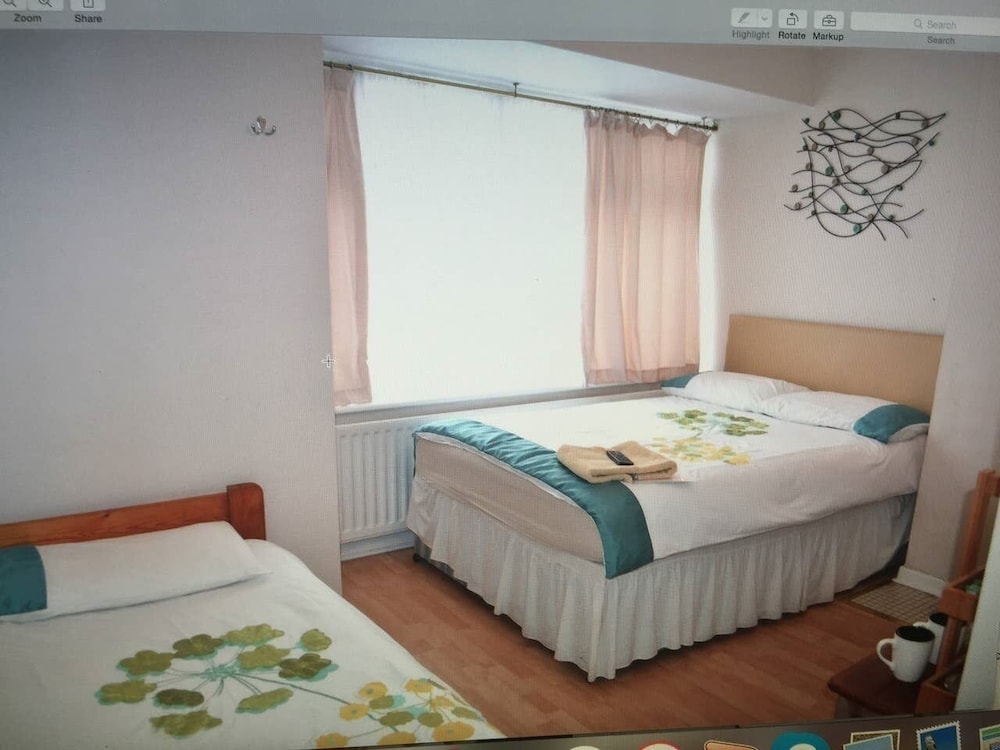 Habitación triple Confort, baño privado del hotel Apple House Guesthouse Heathrow Airport. Foto 4