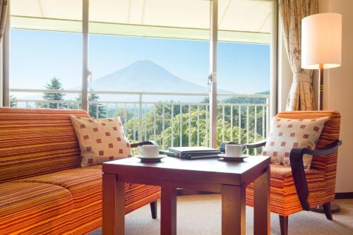 Habitación Moderada con 2 camas individuales y vistas al monte Fuji del hotel Fuji View. Foto 6