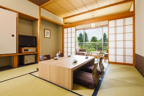 Habitación moderada de estilo japonés con vistas al monte Fuji del hotel Fuji View. Foto 2