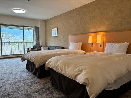Habitación Moderada con 2 camas individuales y vistas al monte Fuji del hotel Fuji View. Foto 6