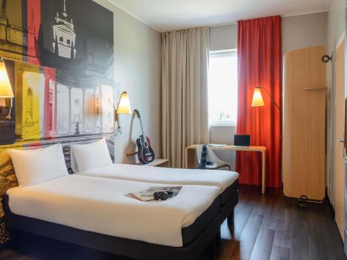 Habitación Doble Estándar - 2 camas del hotel Ibis Milano Fiera. Foto 1