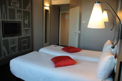 Habitación Doble Estándar - 2 camas del hotel Ibis Milano Fiera. Foto 2