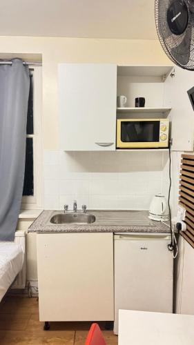 Habitación Triple con baño del hotel Anwar House. Foto 9