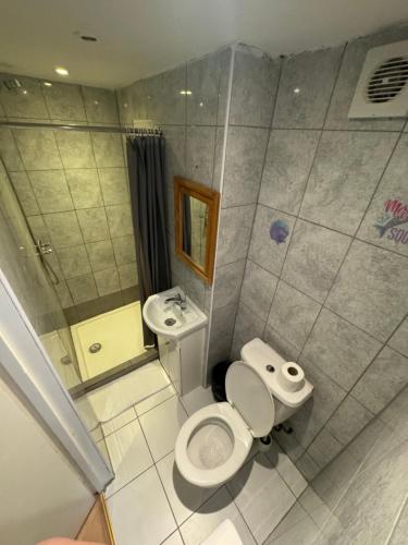 Habitación Cuádruple con baño privado del hotel Anwar House. Foto 1