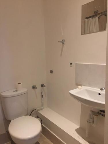 Habitación Cuádruple con baño privado del hotel Anwar House. Foto 11