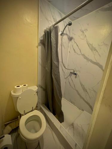 Habitación Cuádruple con baño privado del hotel Anwar House. Foto 12