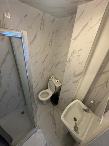 Habitación Cuádruple con baño privado del hotel Anwar House. Foto 15