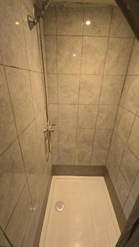 Habitación Cuádruple con baño privado del hotel Anwar House. Foto 19