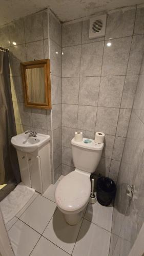 Habitación Cuádruple con baño privado del hotel Anwar House. Foto 20