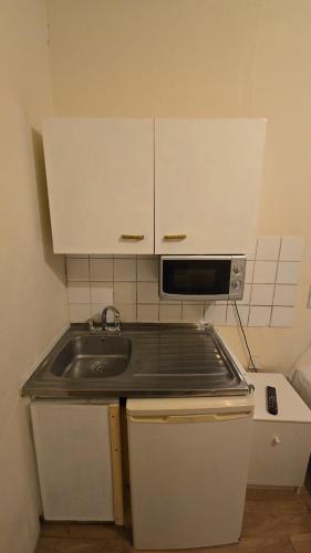 Habitación Cuádruple con baño privado del hotel Anwar House. Foto 21