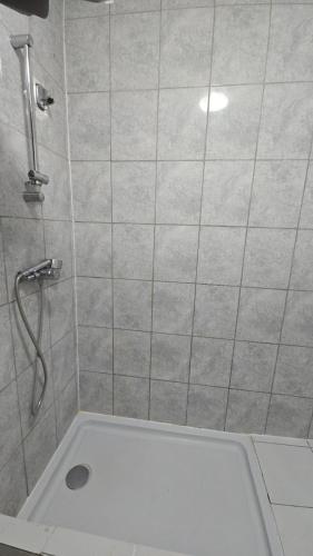 Habitación Cuádruple con baño privado del hotel Anwar House. Foto 24