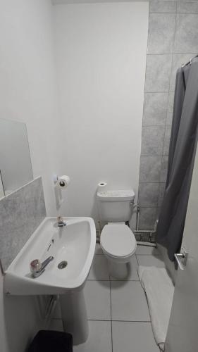 Habitación Cuádruple con baño privado del hotel Anwar House. Foto 28