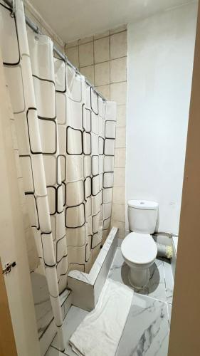 Habitación Cuádruple con baño privado del hotel Anwar House. Foto 33