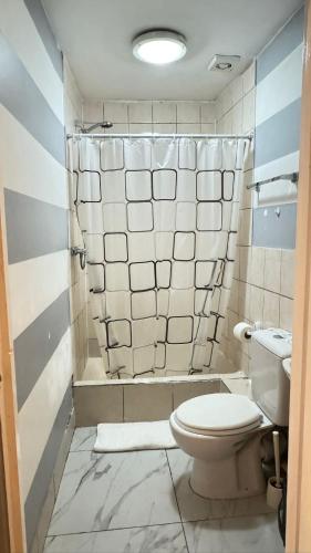 Habitación Familiar con baño privado del hotel Anwar House. Foto 17