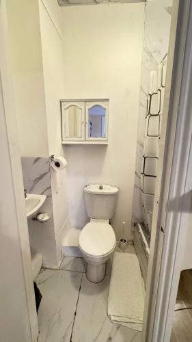Habitación Familiar con baño privado del hotel Anwar House. Foto 20