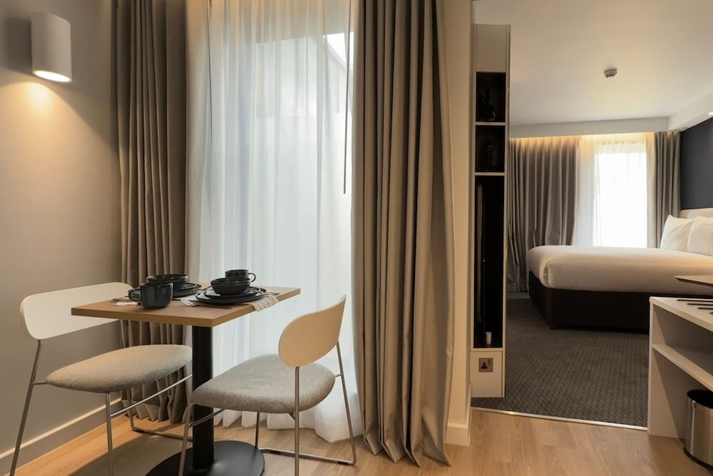 Suite, 1 cama doble, cocina básica (Free Hot Breakfast) del hotel Holiday Inn Express London - Ealing. Foto 1