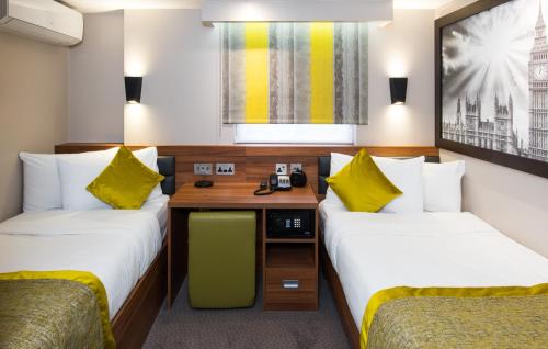 Compact Twin Room, with en suite del hotel London Court. Foto 2