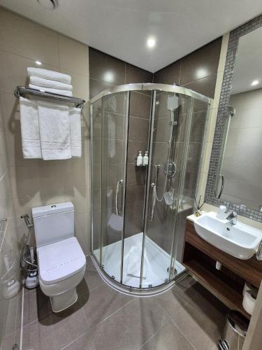 Habitación Doble Clásica con baño del hotel London Court. Foto 2