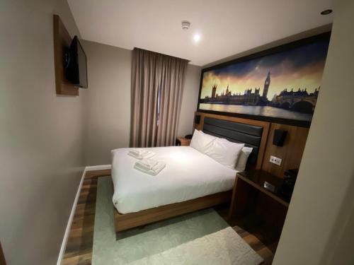 Habitación Doble Clásica con baño del hotel London Court. Foto 6
