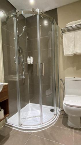 Habitación Doble Deluxe con baño - 2 camas del hotel London Court. Foto 5
