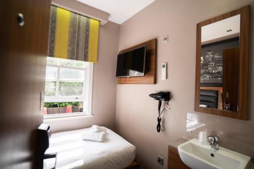 Habitación Individual Compacta con baño externo compartido del hotel London Court. Foto 4