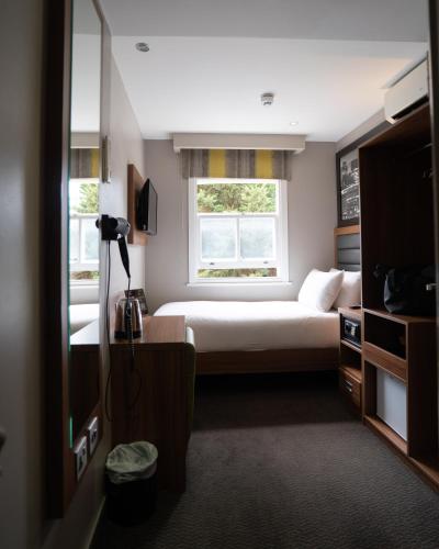 Habitación Individual Clásica con baño del hotel London Court. Foto 4