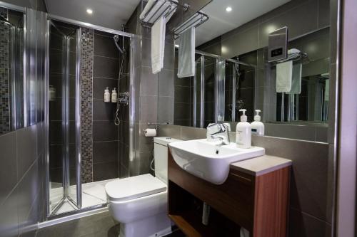 Habitación Individual Clásica con baño del hotel London Court. Foto 5