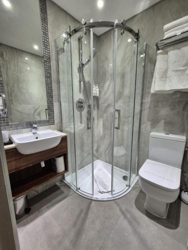 Habitación Triple Clásica con baño del hotel London Court. Foto 3