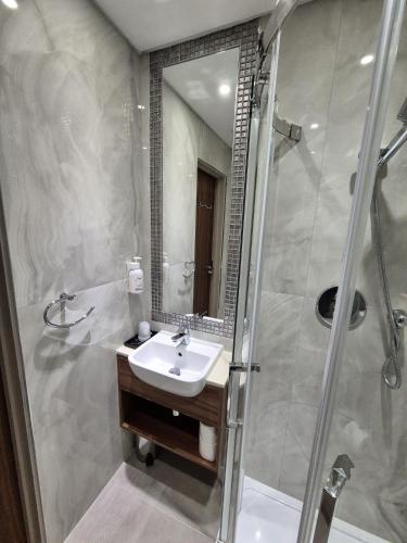 Habitación Triple Clásica con baño del hotel London Court. Foto 5