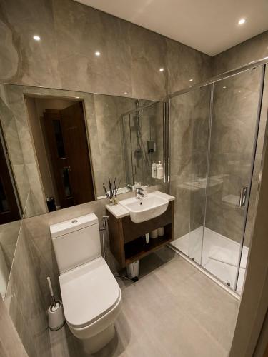 Compact Twin Room, with en suite del hotel London Court. Foto 10