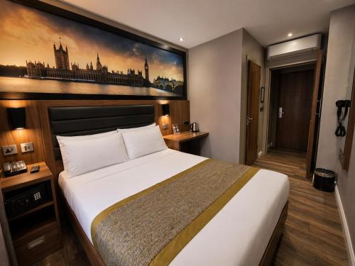 Habitación Doble Clásica con baño del hotel London Court. Foto 9