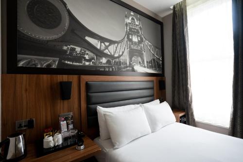 Habitación Doble Clásica con baño del hotel London Court. Foto 18