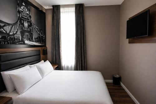 Habitación Doble Clásica con baño del hotel London Court. Foto 20