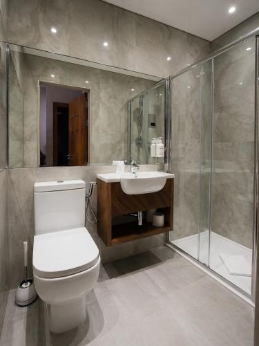Habitación Doble Deluxe con baño - 2 camas del hotel London Court. Foto 11