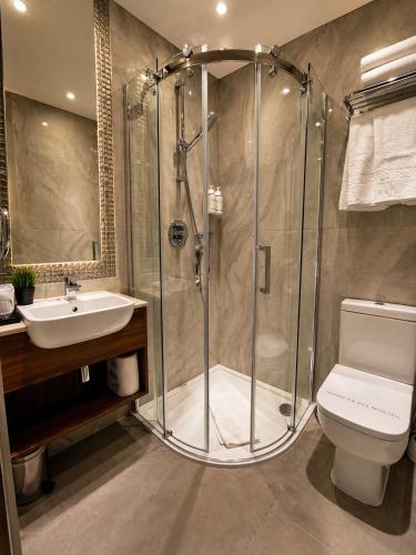 Habitación Doble Deluxe con baño - 2 camas del hotel London Court. Foto 12