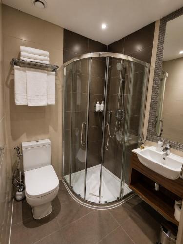 Habitación Doble Deluxe con baño - 2 camas del hotel London Court. Foto 15