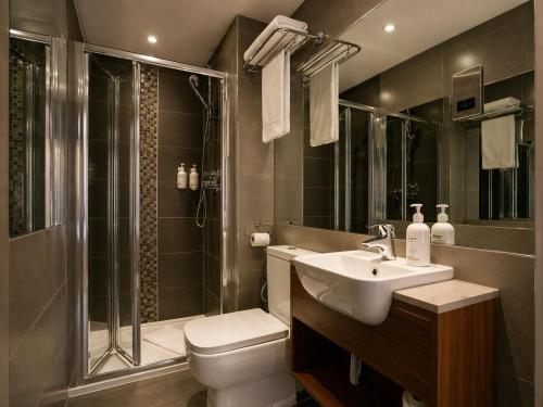 Habitación Doble Deluxe con baño - 2 camas del hotel London Court. Foto 18