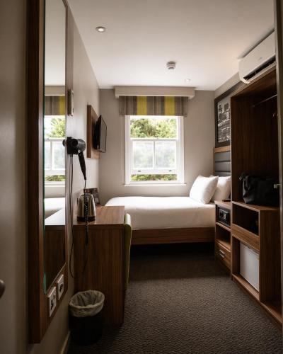 Habitación Individual Clásica con baño del hotel London Court. Foto 12