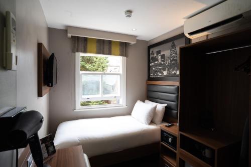 Habitación Individual Clásica con baño del hotel London Court. Foto 15