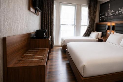 Habitación Triple Clásica con baño del hotel London Court. Foto 16