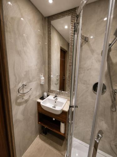 Habitación Triple Clásica con baño del hotel London Court. Foto 20