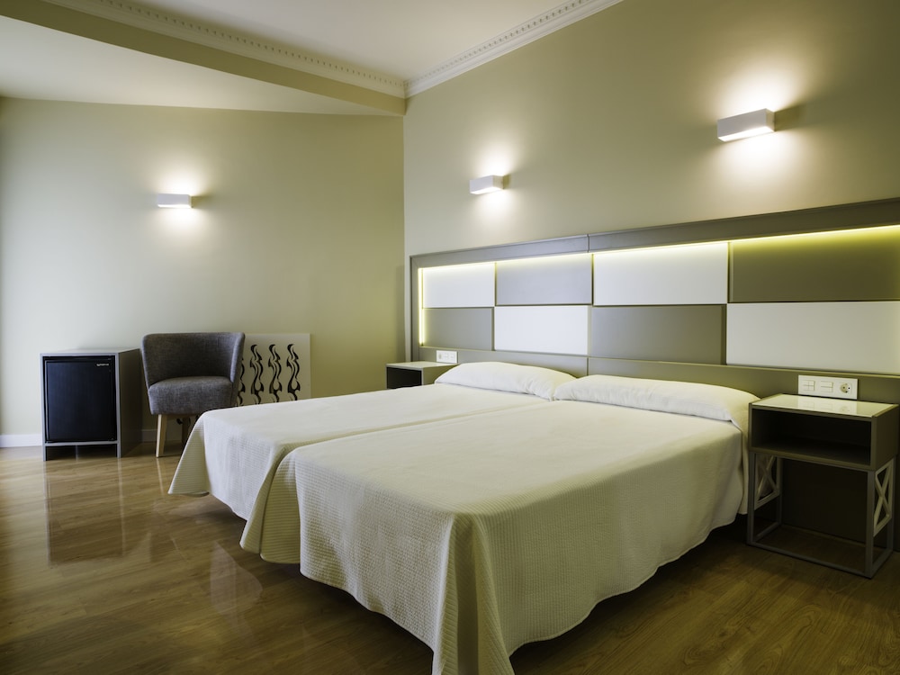 Habitación estándar doble del hotel Monarque Torreblanca. Foto 1