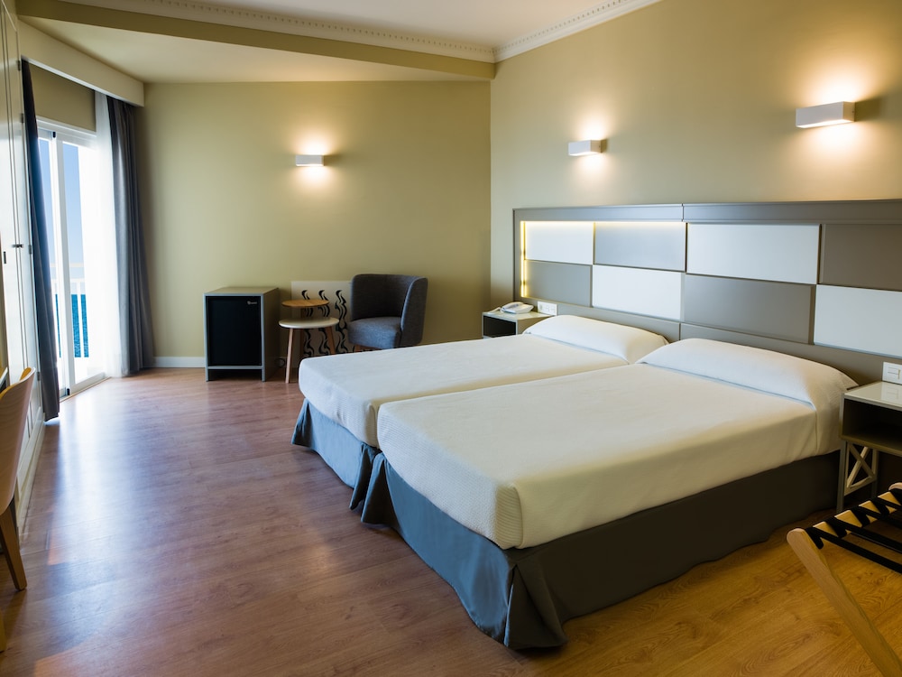 Habitación triple del hotel Monarque Torreblanca