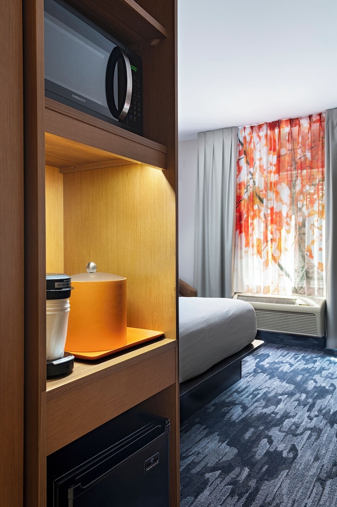 Habitación, 1 cama de matrimonio grande, bañera (Mobility/Hearing Accessible, Tub) del hotel Fairfield Inn Medford Long Island. Foto 2