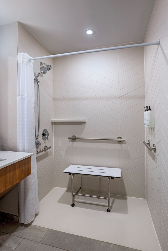 Habitación, 1 cama de matrimonio grande, bañera (Mobility/Hearing Accessible, Tub) del hotel Fairfield Inn Medford Long Island. Foto 3