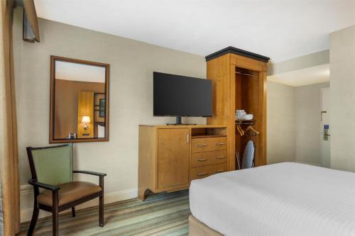 Habitación Queen con ducha accesible (roll‑in) - Asistencia de comunicación - No fumadores del hotel Best Western Queens Gold Coast. Foto 3