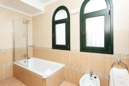 Habitación Doble - 2 camas del hotel Globales Pueblo Andaluz. Foto 5