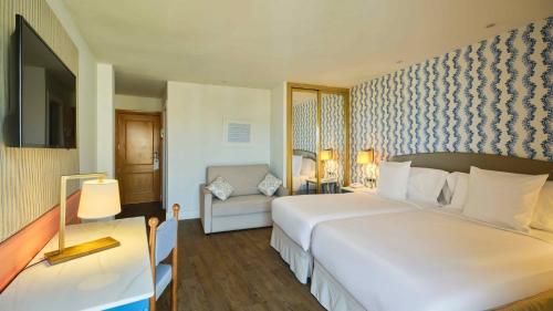 Habitación Triple del hotel Fenix Torremolinos -Adults Only Recommended. Foto 2